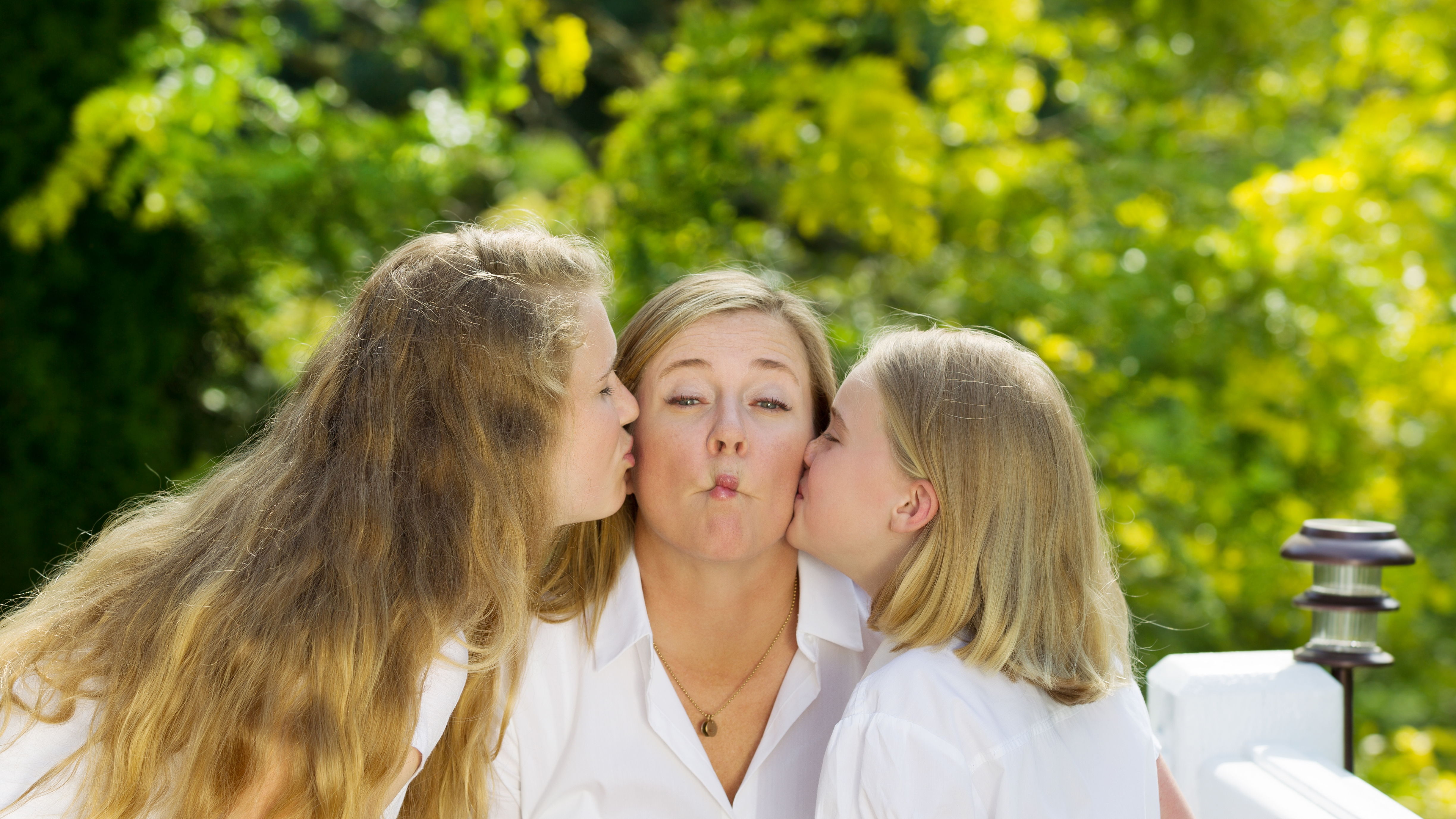 беспокойная мать. мать с ребенком. мать тревожится. мама научила дочь. обнимает ребенка.